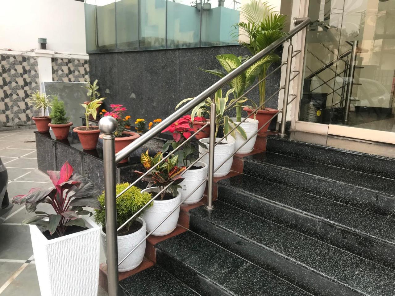 Hotel Sunrise Inn Lucknow Bagian luar foto
