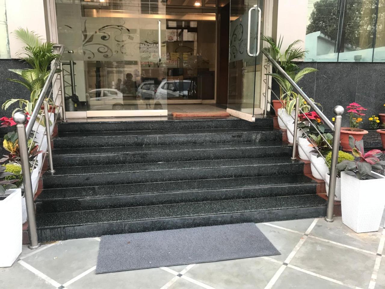 Hotel Sunrise Inn Lucknow Bagian luar foto