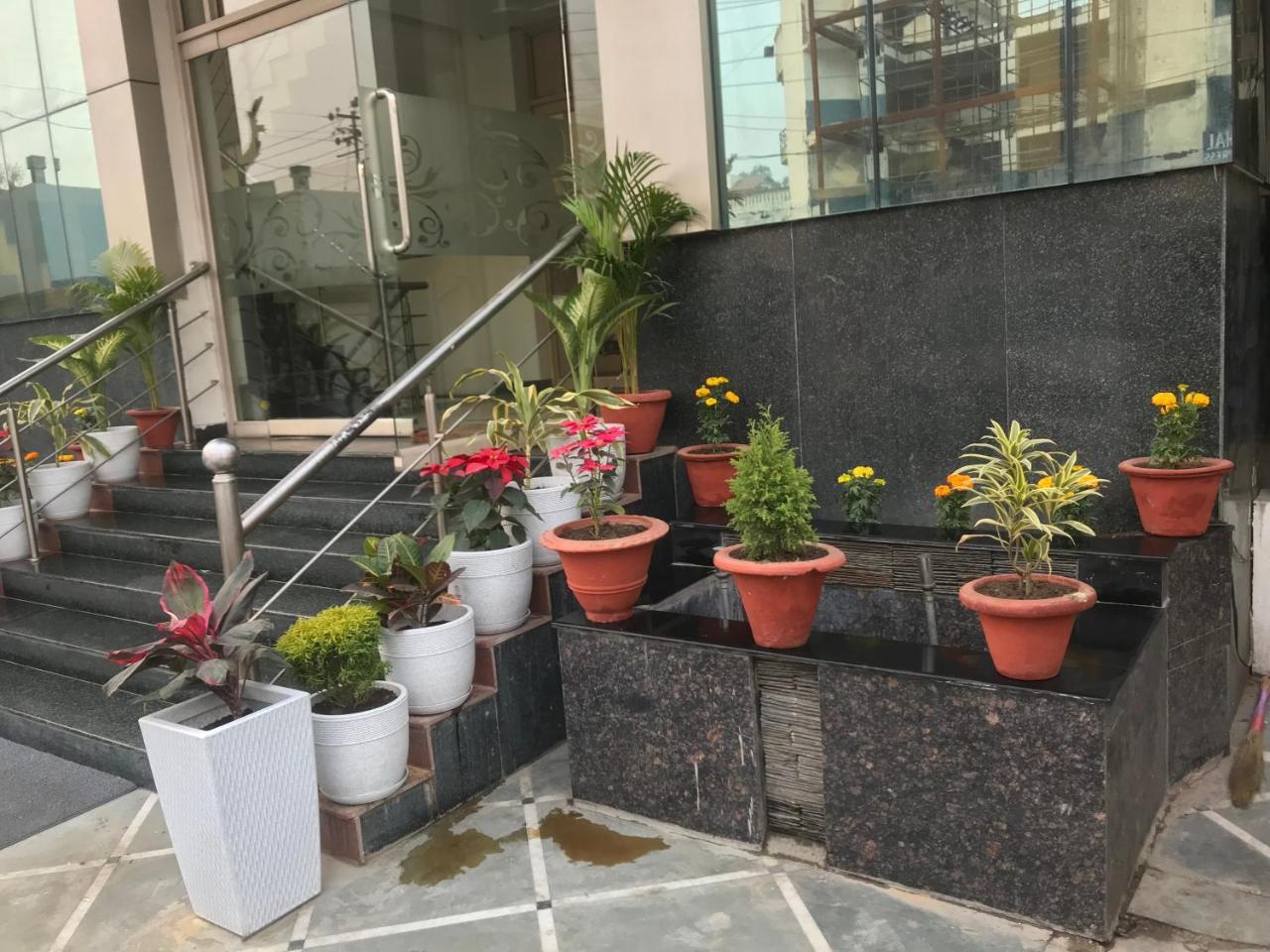 Hotel Sunrise Inn Lucknow Bagian luar foto